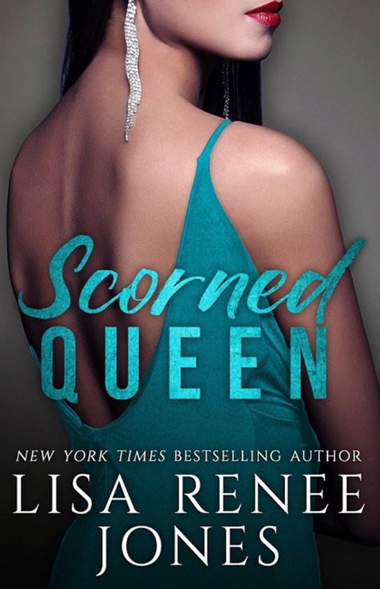 Vrouw met rode lippen in een turquoise jurk met open rug en zilveren oorbellen. Titel: Scorned Queen, auteur: Lisa Renee Jones.