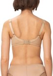 Achterkant model met beige kanten bh met voorgevormde cups en bijpassende slip.