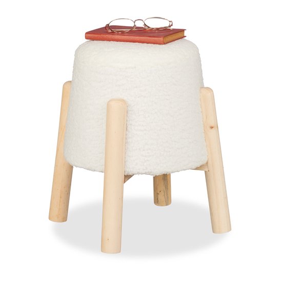 Wit teddy krukje met houten poten, met een boek en bril erop.