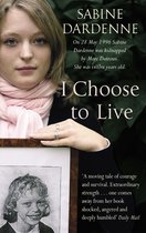 Boekomslag van "I Choose to Live" met een close-up van Sabine Dardenne, die een roze sjaal draagt en naar een zwart-witfoto van zichzelf als kind kijkt. Titel en tekst over haar ontvoering.