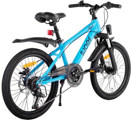 Felblauwe SJOEF kinderfiets met gesloten kettingkast, spatschermen en reflectoren.