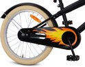 Achterwiel van zwarte kinderfiets met beige band, vlammenprint op de kettingkast en reflectoren.