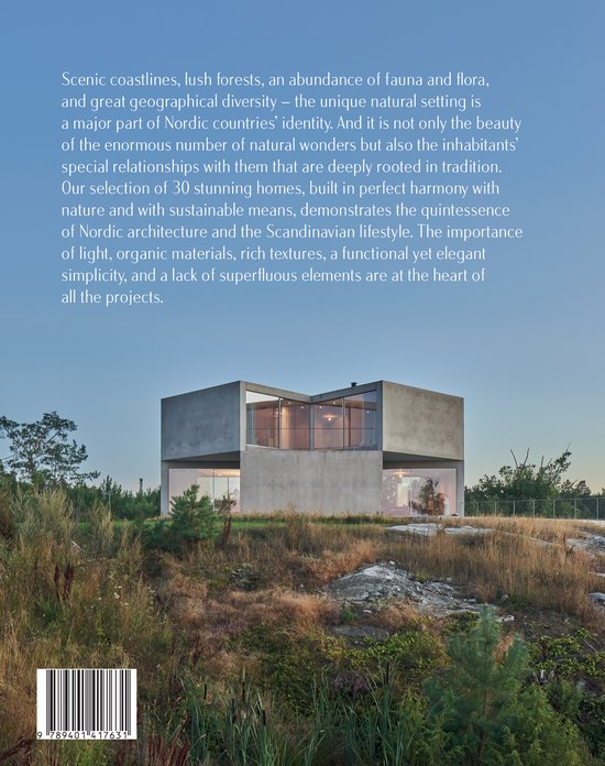 Betonnen huis met grote ramen in een rotsachtige, natuurlijke omgeving. Tekst: "Nordic Homes".