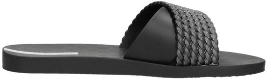 Zwarte Ipanema slipper met gevlochten band en subtiel logo.