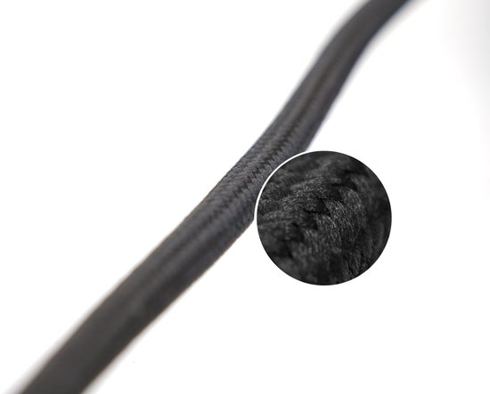 Câblage textile noir avec une texture détaillée.