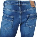 Achterkant van een herenjeans met bruin 'CARS' label en denim in een donkerblauwe, gebruikte wassing.