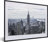 Fotolijst incl. Poster - Bewolkte hemel boven het Empire State Building in Amerika - 40x30 cm - Posterlijst