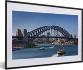 Fotolijst incl. Poster - Boten onder de Sydney Harbour Bridge in Australië - 60x40 cm - Posterlijst