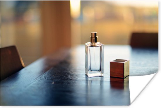 Lege parfumfles op tafel poster 60x40 cm - Foto print op Poster  (wanddecoratie... | bol.com