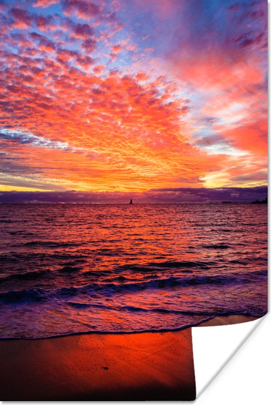 Le coucher de soleil colore le ciel rouge le long de la plage Poster 120x180 cm - Tirage photo sur Poster (décoration murale salon / chambre) / Poster Mers et lacs XXL / Groot format! / Mer et plage