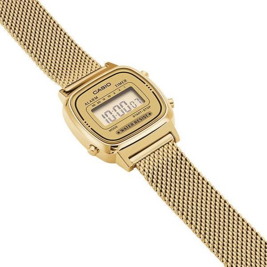Gouden Casio dameshorloge met mesh band, digitaal display toont 10:00:07.