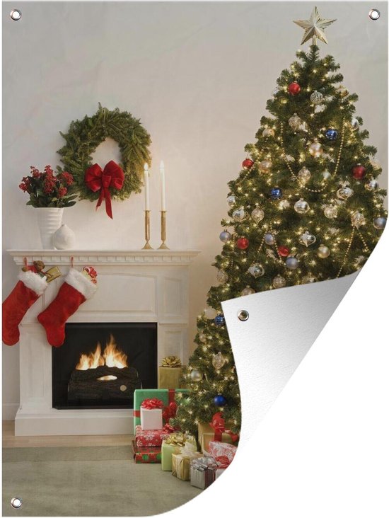 Muurdecoratie buiten Een kerstboom met cadeautjes naast een open haard - 120x160 cm - Tuindoek - Buitenposter