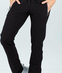 Zwarte trainingsbroek met witte ritsen, zwart koord en witte sneakers.
