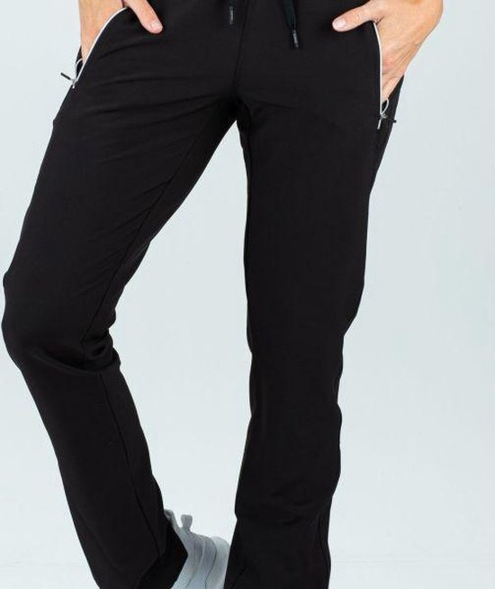 Zwarte trainingsbroek met witte ritsen, zwart koord en witte sneakers.