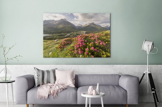 Prairie fleurie aux rhododendrons entre les montagnes 180x120 cm - Tirage photo sur toile (Décoration murale salon / chambre) XXL / Groot format!