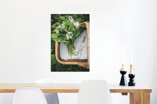 Feuilles d'ail sauvage et fleurs dans un panier en osier Toile 60x90 cm - Tirage photo sur toile (Décoration murale salon / chambre)