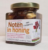 Noten in honing met cranberry