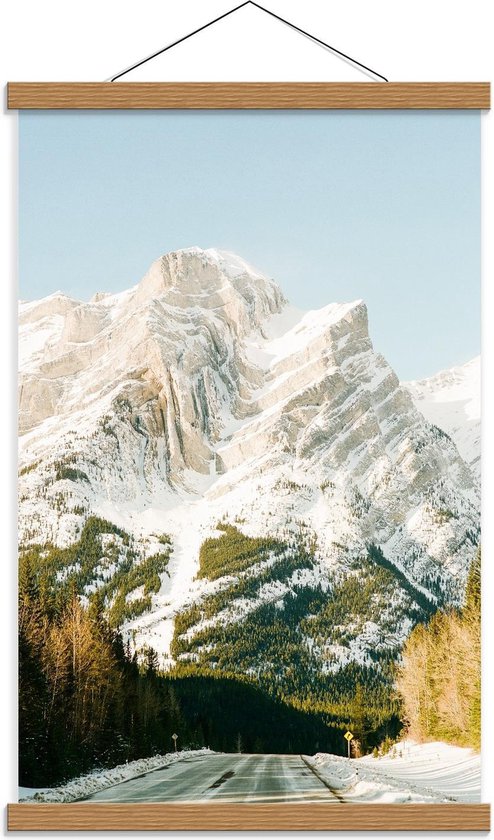Schoolplaat – Sneeuw op Groene Berg - 40x60cm Foto op Textielposter (Wanddecoratie op Schoolplaat)