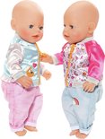 Twee BABY born poppen op witte achtergrond. Pop links draagt lichtblauw jasje, roze broek. Pop rechts draagt roze jasje, lichtblauwe broek.