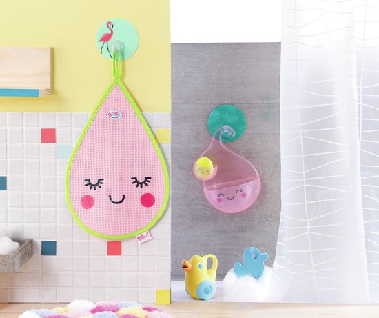 Badkamer met roze druppelvormige badmat. Roze beker met speelgoed. Gele badeend en blauwe badeend. Doorgang naar douche.