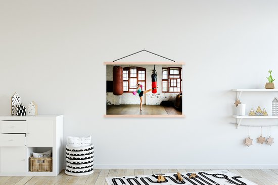 Boxer thaïlandais fait un coup de pied haut dans une affiche d'école de gym lattes plates vierges 150x100 cm - Tirage photo sur affiche textielposter (décoration murale salon / chambre)