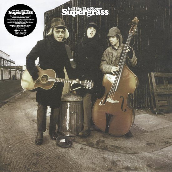 Supergrass - In It For The Money albumhoes met drie mannen in winterkleding, met een gitaar en een contrabas.