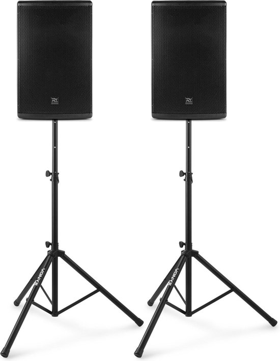 Twee zwarte Power Dynamics PD412A PA-luidsprekers op zwarte statieven.