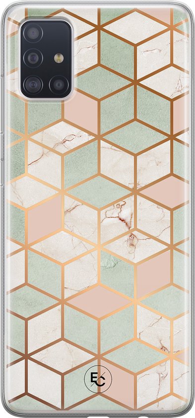 Coque transparente avec des formes de cubes pastel, un motif marbre et des lignes dorées.
