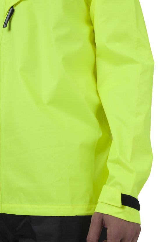 Detail van de mouw van een fluorescerende gele regenjas met klittenbandsluiting.
