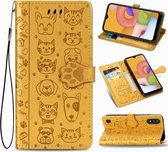 Voor Galaxy A01 (Amerikaanse editie) Leuke kat en hond in reliëf gemaakte horizontale flip lederen tas met beugel / kaartsleuf / portemonnee / lanyard (geel)