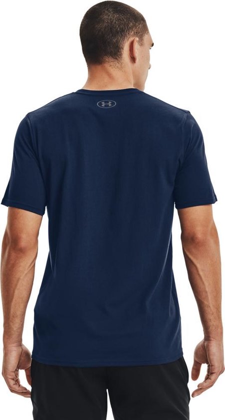 Donkerblauw sportshirt van Under Armour, achterkant met grijs logo in de nek.