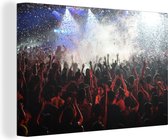 Canvas schilderij 150x100 cm - Wanddecoratie Mensen dansen op een festival - Muurdecoratie woonkamer - Slaapkamer decoratie - Kamer accessoires - Schilderijen