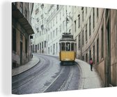 Canvas schilderij 180x120 cm - Wanddecoratie De gele tram rijdt omhoog in de steile straten van Lissabon - Muurdecoratie woonkamer - Slaapkamer decoratie - Kamer accessoires - Schilderijen