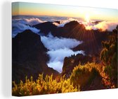 Canvas Schilderij De bergtoppen van Pico Ruivo steken boven de wolken uit op Madeira - 90x60 cm - Wanddecoratie
