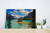 Canvas Schilderij Eiland op een meer in het Nationaal park Jasper in Canada - 30x20 cm - Wanddecoratie
