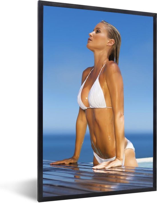 Fotolijst incl. Poster - Vrouw met een witte bikini die uit een zwembad komt - 40x60 cm - Posterlijst