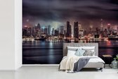 Behang - Fotobehang De skyline van New York in de nacht - Breedte 330 cm x hoogte 220 cm