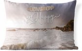 Buitenkussens - Tuin - Quote voor thuis 'Come on get happy' en een achtergrond met de zee - 50x30 cm