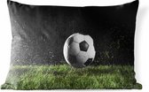 Buitenkussens - Tuin - Voetbal in het gras - 50x30 cm