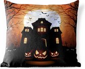 Buitenkussens - Tuin - Een griezelig en alleenstaand huis tijdens Halloween in een illustratie - 50x50 cm
