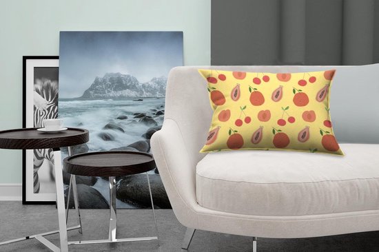 Sierkussen décoratif Fruit abstrait à usage intérieur - Fruit rouge abstrait sur fond jaune - 50x30 cm - Coussin intérieur rectangulaire en coton
