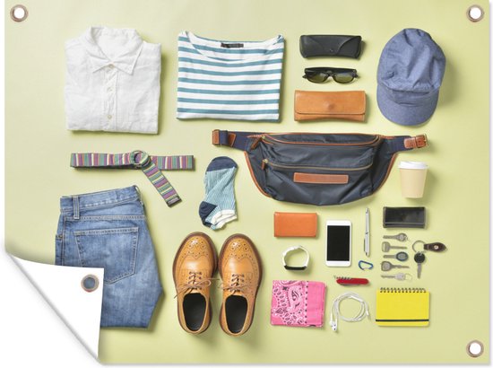 Tuinschilderij Knolling lay-out van kleding voor man op vakantie inclusief accessoires - 80x60 cm - Tuinposter - Tuindoek - Buitenposter