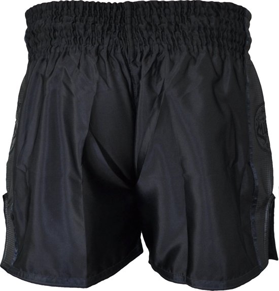 Zwarte Muay Thai short met elastische tailleband en gaasdetails aan de zijkant.