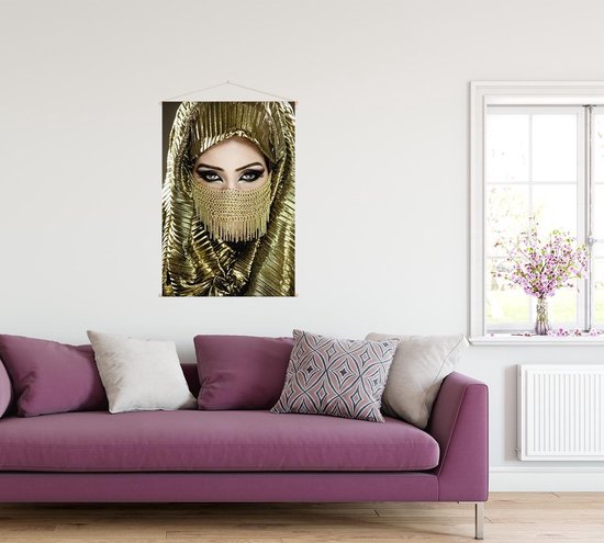 Saga Robijn wekelijks Mooie vrouw met gouden hoofddoek, - Foto op Textielposter - 120 x 180 cm |  bol.com