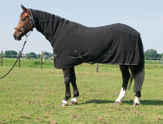 Zwart fleecedeken met hals en witte biezen, gespen en riemen. Gedrapeerd over een bruin paard in een weiland.