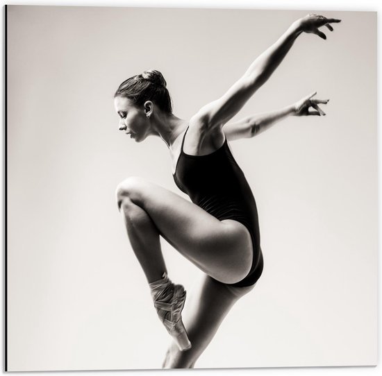 Dibond - Sierlijke Mooie Balletdanseres  - 50x50cm Foto op Aluminium (Wanddecoratie van metaal)