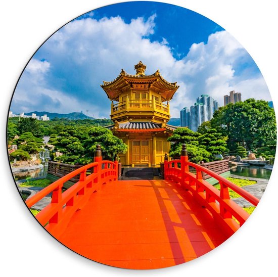 Dibond Wandcirkel - Oranje Brug naar Gouden Pagode in Nan lian tuin, Hong Kong - 50x50cm Foto op Aluminium Wandcirkel (met ophangsysteem)