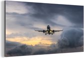 Wanddecoratie Metaal - Aluminium Schilderij Industrieel - Vliegtuig in een donkere lucht - 40x20 cm - Dibond - Foto op aluminium - Industriële muurdecoratie - Voor de woonkamer/slaapkamer