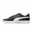 Zwarte Puma Smash sneakers met witte Puma-streep en witte zool.