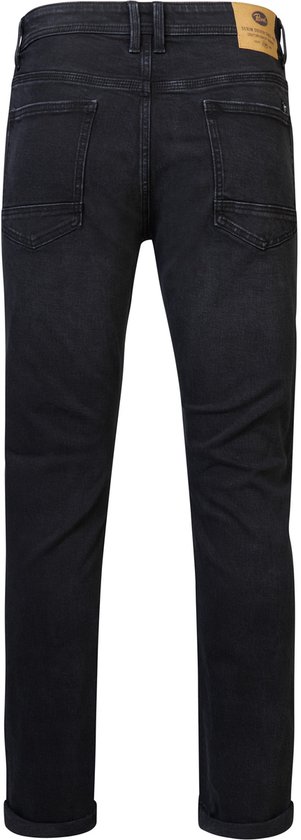 Achterkant van een zwarte straight fit jeans met riemlussen, zakken en een leren label.